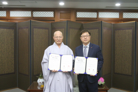 조계종 총무원장 권한대행 진우 스님(왼쪽)과 박일준 동서발전 사장이 28일 재생에너지개발 공동협력에 관한 양해각서를 체결했다.  한국동서발전 제공